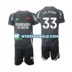 Udebane Trøje Arsenal Calafiori 33 2024-2025 K/Æ Børn(+Shorts)